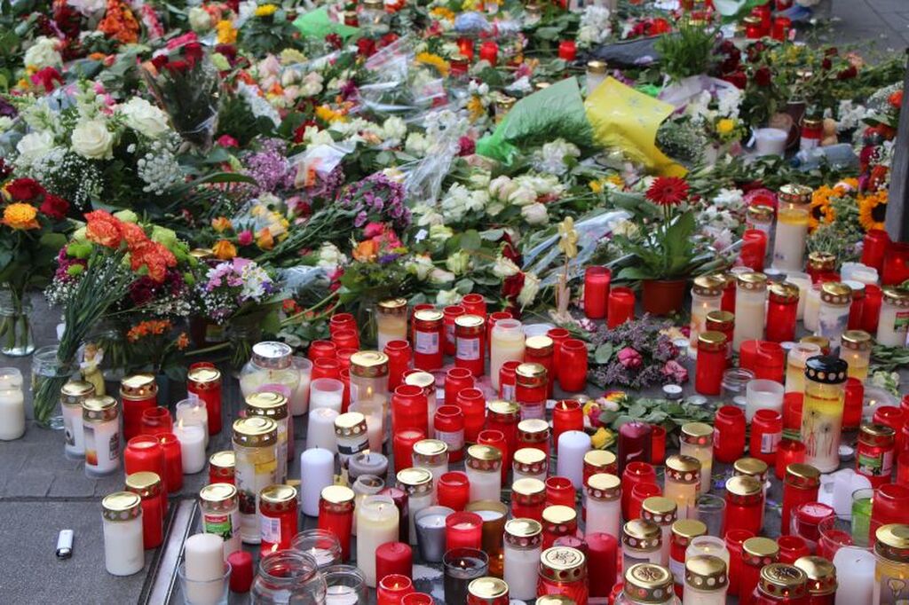 Flowers, candles and a prayer in memory of the victims in Würzburg